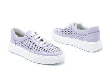 Spor ayakkabılar. Beyaz arka planda izole edilmiş delinmiş eklemli şık deri ayakkabılar..