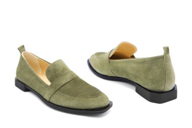 Beyaz arka planda izole edilmiş bir çift şık süet deri ayakkabı. Her yönden görüntüle.