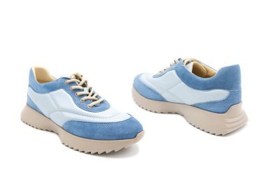 Spor ayakkabılar. Süet ayakkabılı bir çift şık deri, beyaz arka planda izole edilmiş ayakkabılar. Her yönden görüntüle.