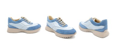 Spor ayakkabılar. Süet ayakkabılı bir çift şık deri, beyaz arka planda izole edilmiş ayakkabılar. Her yönden görüntüle.