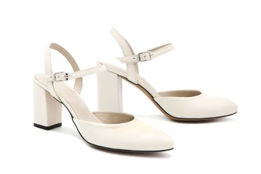 Beyaz arka planda izole edilmiş yüksek topuklu bir çift şık deri ayakkabı. Sandaletler.