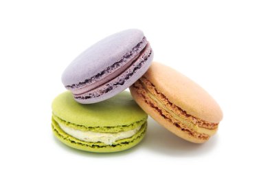 Beyaz bir arka planda izole edilmiş tatlı renkli çeşit kurabiyeler. El yapımı geleneksel tatlılar. Kesme Yolu.