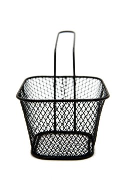 Boş siyah tel çip ya da kızartma kızartması beyaz arka planda izole edilmiş, kırpma yolu ve kopyalama alanı olan derin kızartma sepeti servis ediyor. Küçük metal kablo kızartma sepeti.