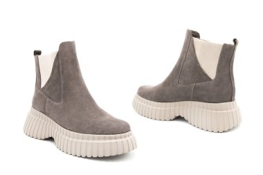 Beyaz arka planda izole edilmiş bir çift süet deri bot. Her yönden görüntüle.