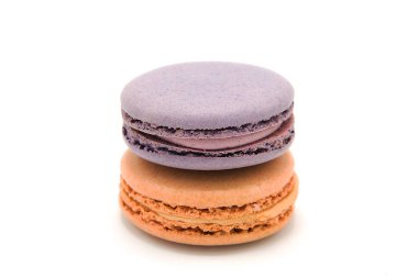 Beyaz bir arka planda izole edilmiş tatlı renkli çeşit kurabiyeler. El yapımı geleneksel tatlılar. Kesme Yolu.