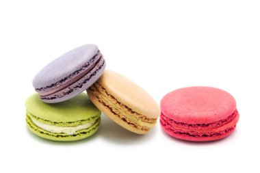 Beyaz bir arka planda izole edilmiş tatlı renkli çeşit kurabiyeler. El yapımı geleneksel tatlılar. Kesme Yolu.