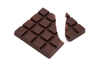 Beyaz arka planda izole edilmiş lezzetli siyah çikolatalardan oluşan kırık bir bar. Klasik organik siyah çikolata. Kakao fasulyesi ürünleri..