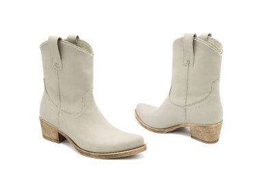 Beyaz arka planda izole edilmiş bir çift süet deri bot. Kazak çizmeleri.