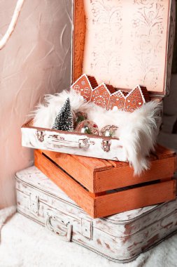 Zencefilli kurabiye evi, Noel ağacı oyuncakları topları, dekoratif küçük Noel ağacı ve kar. İçinde şeker ve oyuncaklar olan klasik bir hediye kutusu. Geleneksel kış tatili sembolleri. Arkaplan.