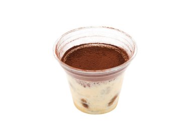 Çikolatalı tiramisu. Beyaz arka planda izole edilmiş şeffaf plastik bardakta geleneksel İtalyan tatlısı. Yemek servisi. Fast food hazır..