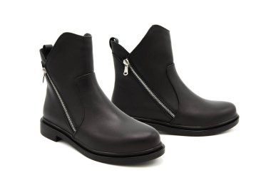 Beyaz arka planda izole edilmiş fermuarlı şık deri botlar. Her yönden görüntüle.