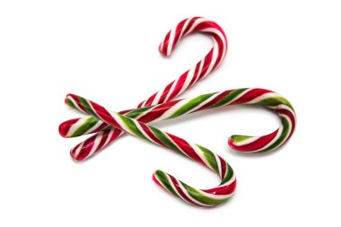 Beyaz arka planda izole edilmiş klasik parlak noel şekerleme lolipopu. Çocuklar şenlikli tatlılar ve ikramlar. Kış tatili için hediyelerin sembolü..