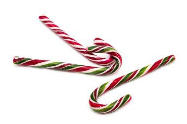 Beyaz arka planda izole edilmiş klasik parlak noel şekerleme lolipopu. Çocuklar şenlikli tatlılar ve ikramlar. Kış tatili için hediyelerin sembolü..