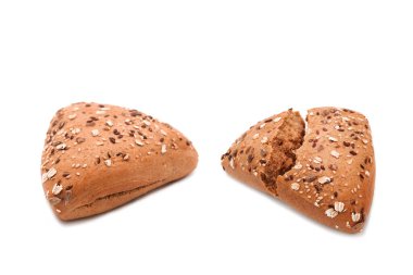 Fitness ekmeği. Kırılmış ve bir somun organik kepekli ekmek ve beyaz arka planda izole edilmiş susam. Fırın ürünlerinin çeşitliliği.