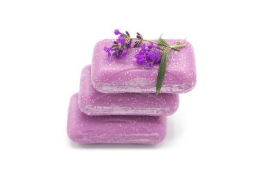 Beyaz arka planda çiçekli bir yığın lavanta sabunu. El yapımı sabun. Organik cilt bakım ürünleri.