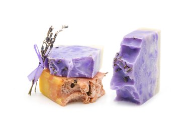 Beyaz arka planda çiçek ve karanfil içeren lavanta ve turuncu el yapımı sabun. Organik vücut bakım ürünleri.