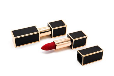 Beyaz bir arka planda izole edilmiş lüks bir çantadaki ruj..