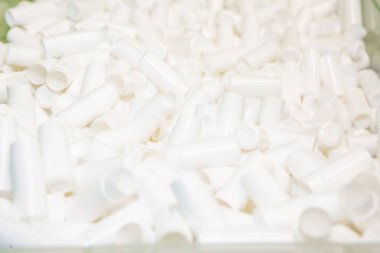 Boş kavanozlar, şişeler ya da haplar ve ilaçlar için kaplar. Tıp arkaplanı.