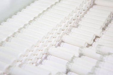 Boş kavanozlar, şişeler ya da haplar ve ilaçlar için kaplar. Tıp arkaplanı.