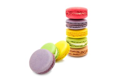 Beyaz bir arka planda izole edilmiş tatlı renkli çeşit kurabiyeler. El yapımı geleneksel tatlılar. Kesme Yolu.