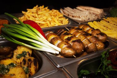 Izgarada pişmiş çeşitli sıcak hazır yemek çeşitleri. Fast food. Gidecek sokak yemeği.