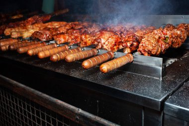 İştah açıcı sıcak et şişte kızartılır. Bir sokak fuarında yiyecek satmak. Gidecek sokak yemeği. Fast food.