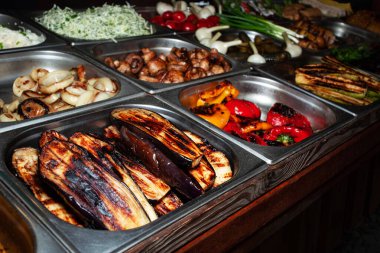 Izgarada pişmiş çeşitli sıcak hazır yemek çeşitleri. Fast food. Gidecek sokak yemeği. Vejetaryen menüsü.