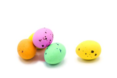 Renkli el yapımı paskalya yumurtaları ve beyaz arka planda izole edilmiş yığın. Mutlu Paskalyalar!