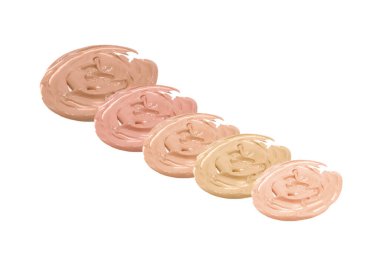 Beyaz arka planda izole edilmiş çeşitli renklerde makyaj malzemesi lekesi. Doku. Sıvı temel vuruşları. Cilt rengi kozmetik ürün lekesi örneği.