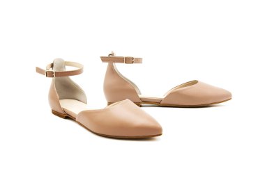 Beyaz arka planda izole edilmiş bir çift deri bilek kayışı ayakkabı. Klasik sandaletler..