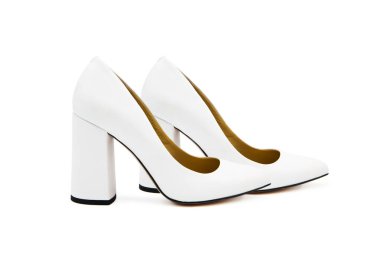 Beyaz arka planda izole edilmiş yüksek topuklu klasik deri ayakkabılar. Her yönden görüntüle.