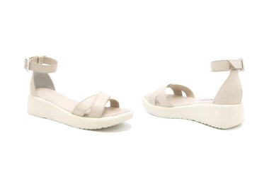 Beyaz arka planda izole edilmiş bir çift deri bilek kayışı ayakkabısı. Sandaletler. Her yönden görüntüle.