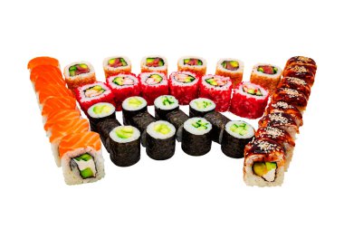 Beyaz arka planda izole edilmiş büyük, iştah açıcı suşi ruloları. Japon mutfağı, yemek. Çevrimiçi siparişler ve yemek teslimatı için restoran menüsü.