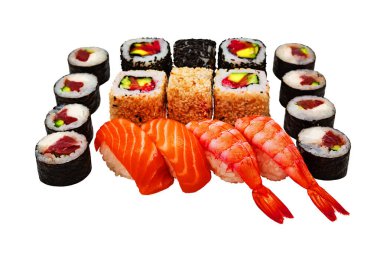 Beyaz arka planda taze iştah açıcı suşi dürümleri. Japon mutfağı, yemek. Çevrimiçi siparişler ve yemek teslimatı için restoran menüsü.