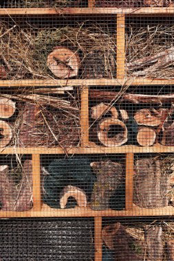 Tahta böcek evi. Yalnız arılar, karıncalar, eşekarıları, kelebekler, uğur böcekleri, yaban arıları için yuva. Vahşi böcekler için küçük bir barınak. Böcek yaşamı için çeşitli dolgulara sahip hücreler.