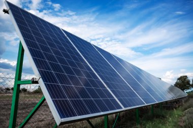 Yeşil enerji üreten bir güneş paneli. Yeşil enerji karbon emisyonunu azaltır ve dünyayı daha temiz ve daha ekolojik yapar. Modern teknolojiler.