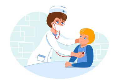 Stetoskopla teşhis konuldu. Çocuk doktoruyla randevusu olan küçük bir çocuk. Sağlık ve tıp teması. Maskenin altında çizgi film çizimi. Web sitelerinde, çıkartmalarda, posterlerde, reklamlarda kullanılıyor..