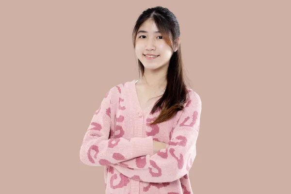 Retrato Feliz Asiático Etnia Adolescente Menina Isolado Pastel Marrom Fundo — Fotografia de Stock