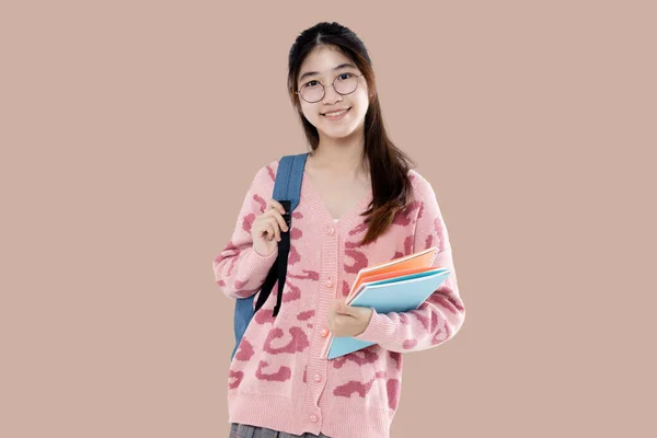 Glückliche Asiatische Ethnizität Teenager Mädchen Halten Rucksack Isoliert Auf Braunem — Stockfoto