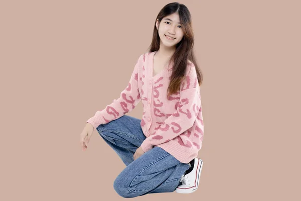Retrato Feliz Asiático Etnia Adolescente Chica Aislado Pastel Marrón Fondo — Foto de Stock
