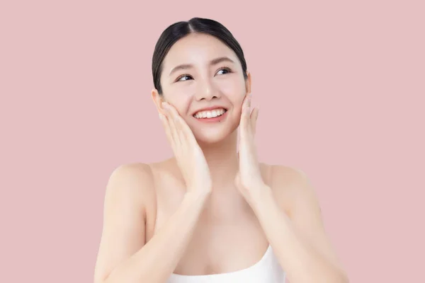 Studioaufnahme Schöne Junge Asiatin Mit Sauberer Frischer Haut Massiert Ihr — Stockfoto