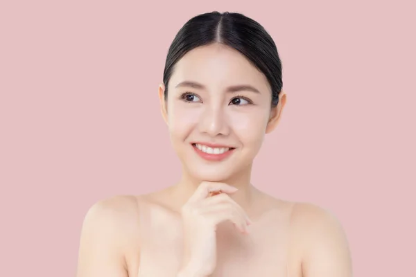 美丽的年轻亚洲女子 皮肤清澈 背景粉红 面部护理治疗美感及温泉的概念 — 图库照片