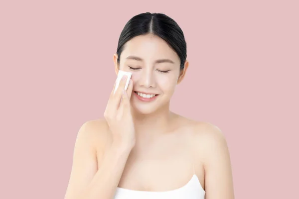Studio Shot Schöne Junge Asiatische Frau Reinigung Gesicht Mit Baumwollkissen — Stockfoto