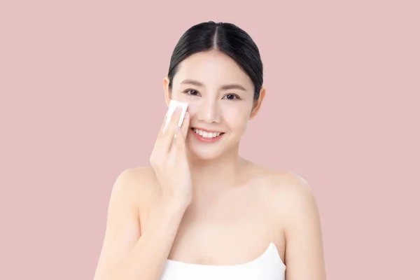 Studio Shot Schöne Junge Asiatische Frau Reinigung Gesicht Mit Baumwollkissen — Stockfoto