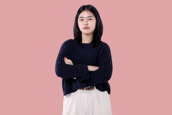 Ung Asiatisk Flicka Kors Arm Isolerad Rosa Bakgrund — Stockfoto