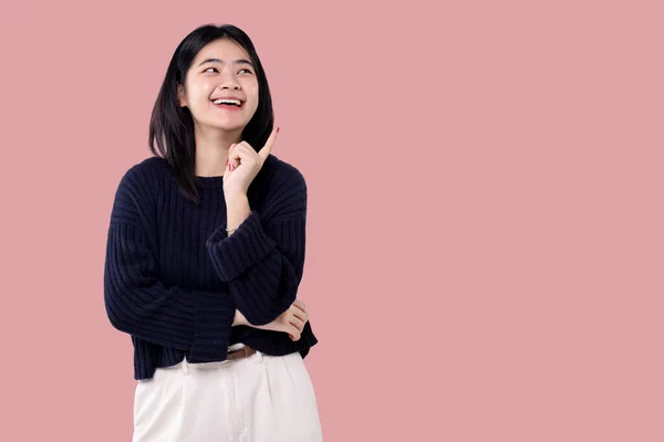 Heureuse Jeune Femme Asiatique Sentant Heureuse Geste Pointant Doigt Sur — Photo