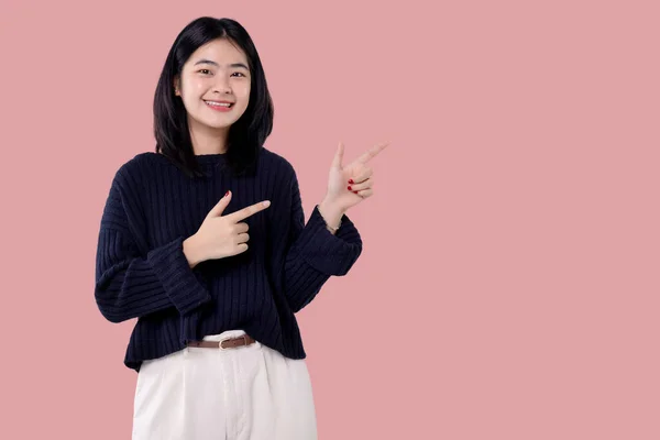 Gelukkig Jong Aziatisch Vrouw Gevoel Geluk Gebaar Wijzend Vinger Naar — Stockfoto