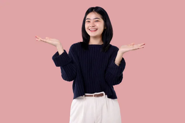 Fiatal Ázsiai Lány Nyitott Kéz Elszigetelt Rózsaszín Háttér — Stock Fotó
