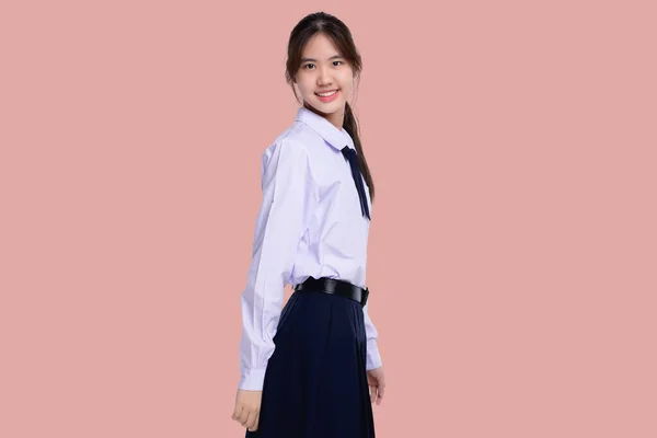 Portrét Krásné Asijské Studentky Thajské Školní Uniformě Izolované Růžovém Pozadí — Stock fotografie