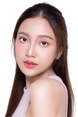 İzole edilmiş beyaz arka planda, sağlıklı ve mükemmel bir yüz derisi olan güzel, genç Asyalı kadını kapatın. Ticari reklamlar için yüz bakımı konsepti.